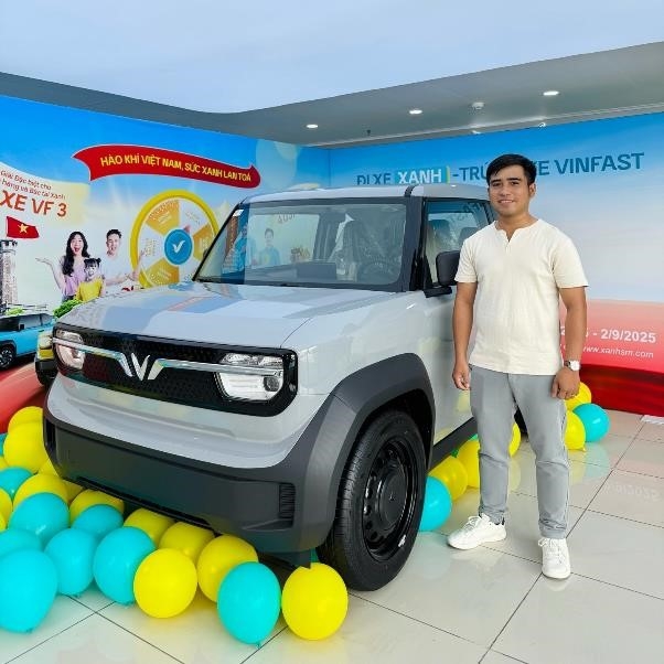 Anh Thanh Huy bên cạnh giải thưởng đặc biệt từ chương trình Hào khí Việt Nam – Sức Xanh lan tỏa.