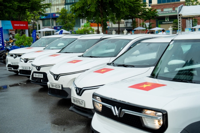 Các mẫu xe điện dán decal Quốc kỳ.