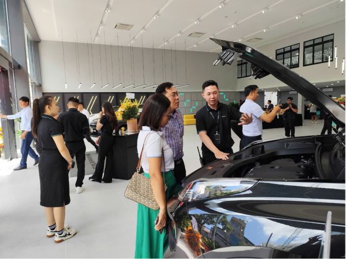 Khách tham quan showroom
