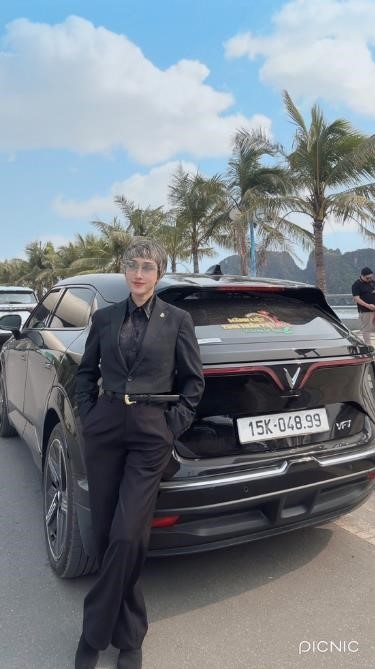 Chị Hương Giang đánh giá cao mẫu SUV của VinFast ở thiết kế cá tính. Ảnh: nhân vật cung cấp