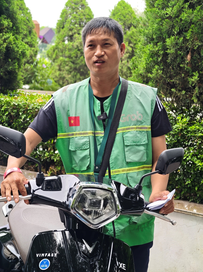 Anh Mai Văn Tam, một tài xế xe công nghệ đến đổi xe máy cũ, mua xe điện.