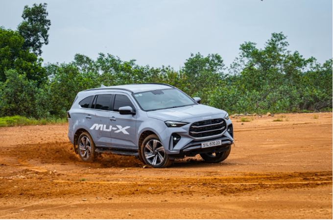mu-X 2025 với ngoại hình mới, động cơ diesel 1.9.