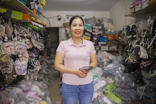 Chị Bùi Thị Miên, một khách hàng tại Hà Nội trúng giải thưởng xe VF 3.