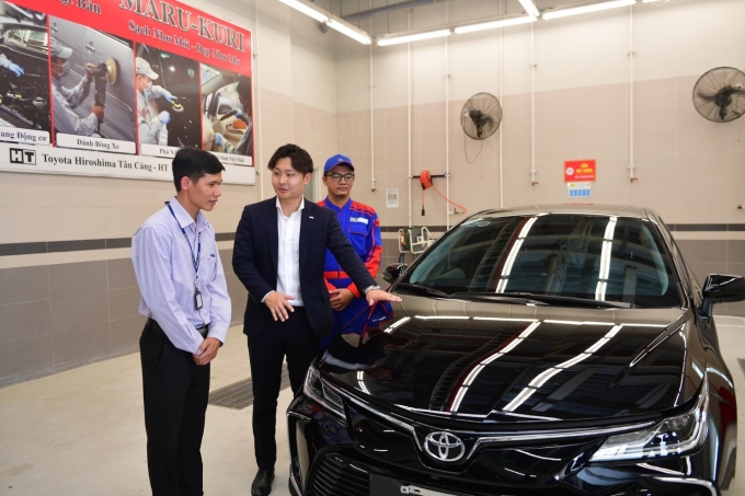 Đại diện Capco, ông Takumu Oyama (giữa) tư vấn khách hàng về phương pháp phủ bóng thủy tinh. Ảnh: Capco