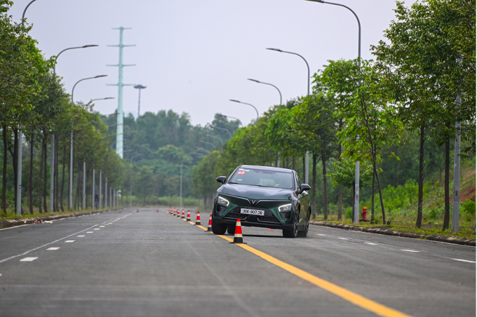 VinFast VF 7 trong bài đánh giá Car Test do VnExpress tổ chức. Ảnh: Giang Huy