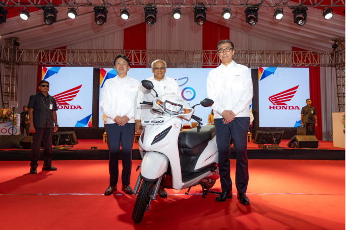 Lãnh đạo Honda bên cạnh chiếc xe máy thứ 500 triệu xuất xưởng. Ảnh: HVN
