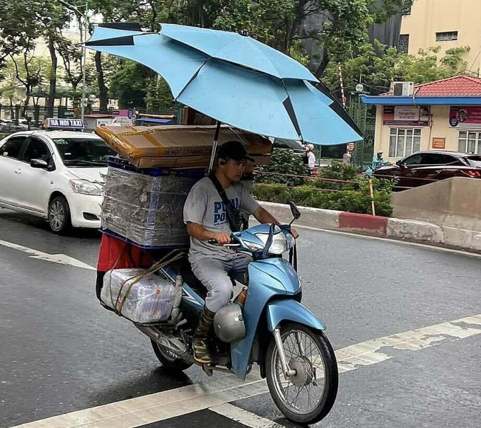 Chiếc ô cồng kềnh phía trên cùng rất nhiều hàng hóa phía dưới.