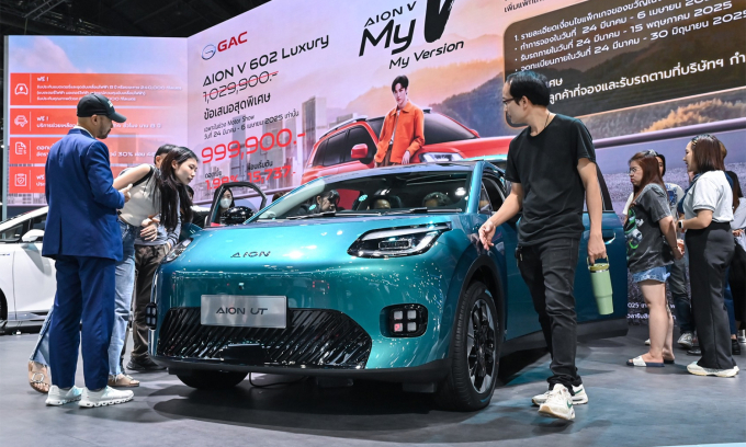Khách tham quan gian hàng một hãng xe Trung Quốc tại Triển lãm ôtô Thái Lan hồi tháng 4.