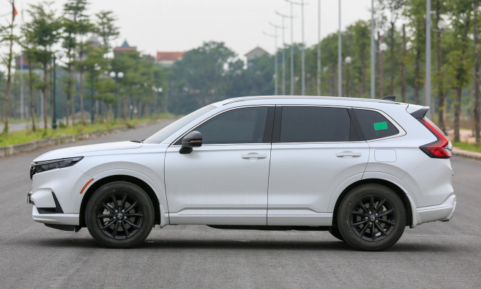 Một mẫu xe CUV lăn bánh tại Hà Nội.