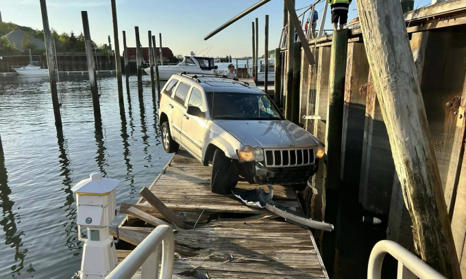 Chiếc Jeep may mắn trụ lại trên cầu gỗ nhỏ sau cú rơi từ bến tàu bên trên. Ảnh: Port Jefferson FD