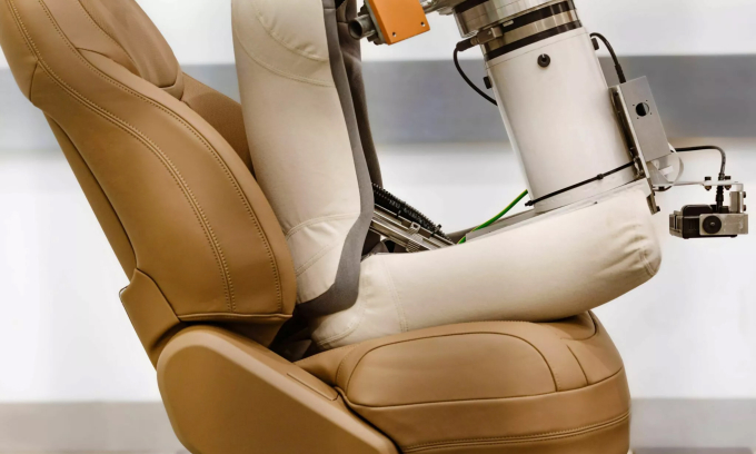 Robot mô phỏng mông người tác động lên ghế ôtô.