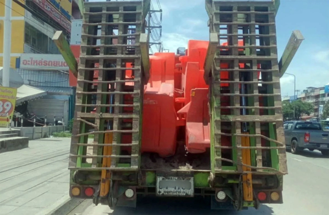 Xe tải chở barie nhựa cứng không chằng buộc. Ảnh: Thaipost