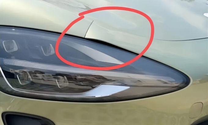 Miếng ốp đèn pha, một phần của cản trước, trên một chiếc Xiaomi SU7 bị cong vênh. Ảnh: CarNewsChina