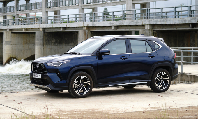 Một mẫu Yaris Cross bản máy xăng lăn bánh tại Gia Lai.