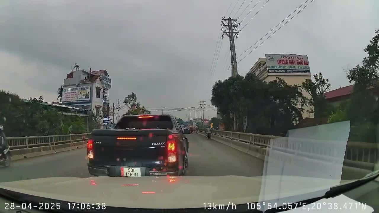 Bán tải lạng lách, lùi xe gây tai nạn rồi bỏ đi