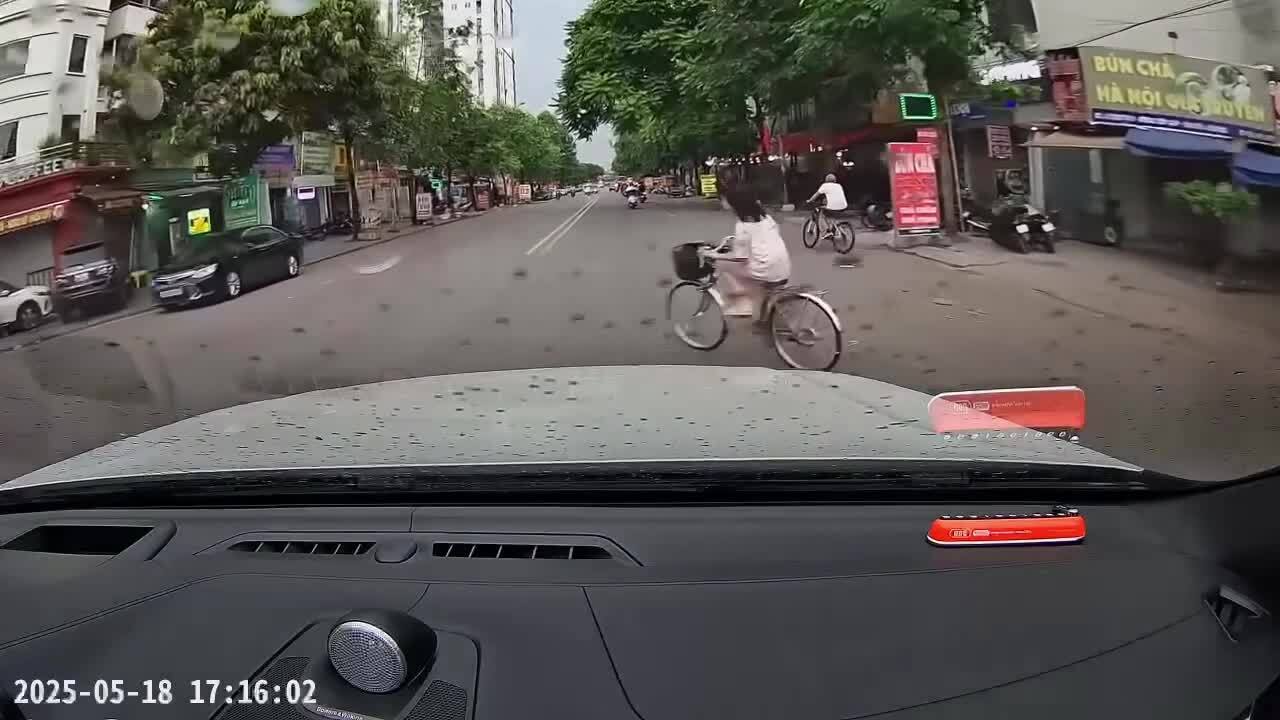 Bé gái đạp xe tạt ngang đầu ôtô để sang đường
