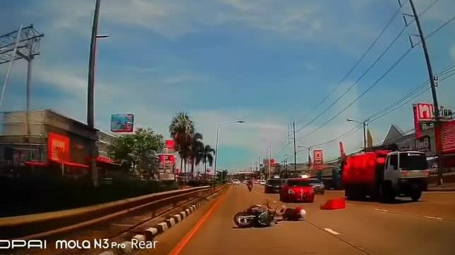 Cảnh sát đi xe máy gặp nạn vì miếng nhựa rơi từ xe tải