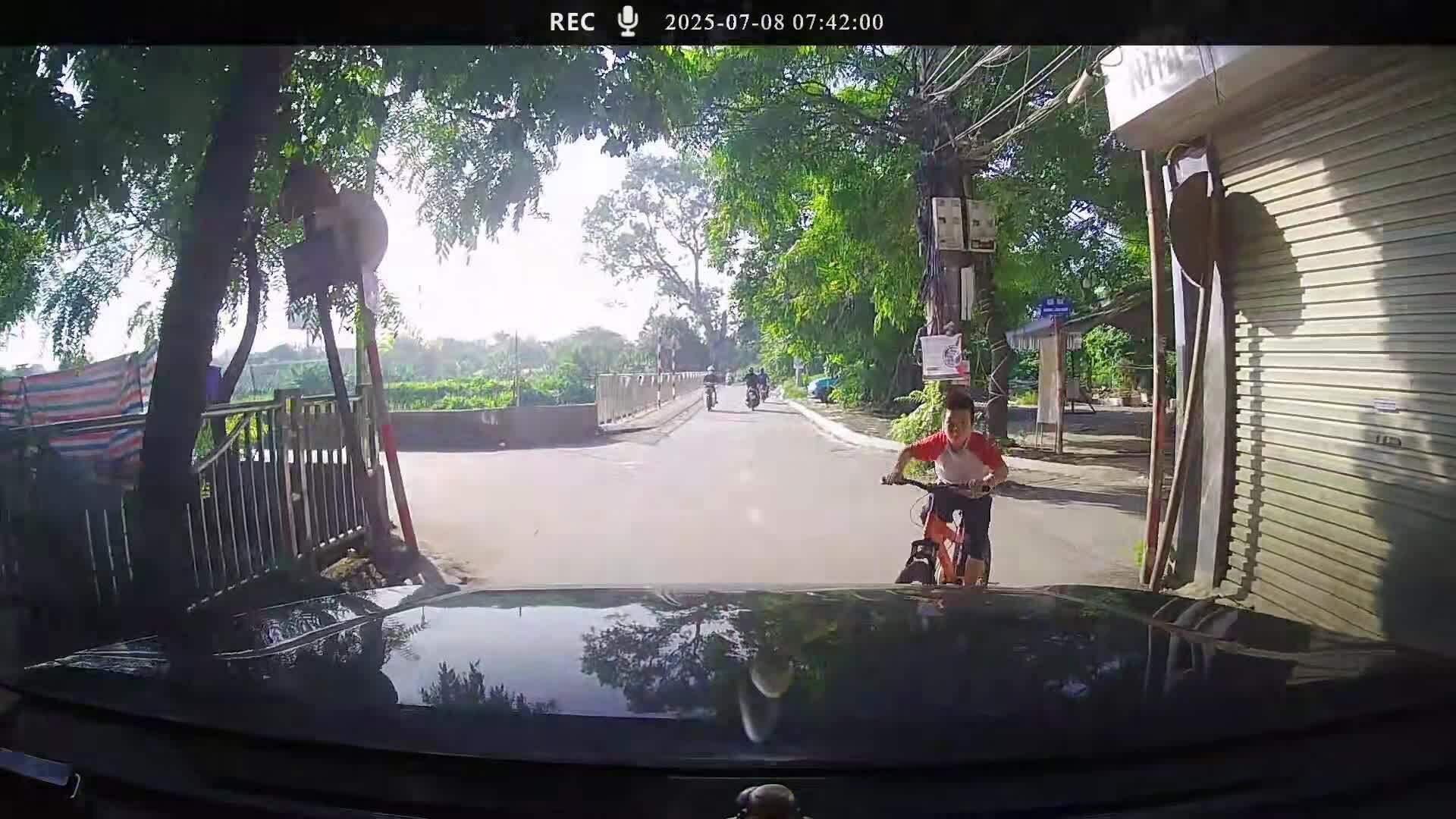 Cậu bé đi xe đạp lao thẳng vào đầu ôtô 