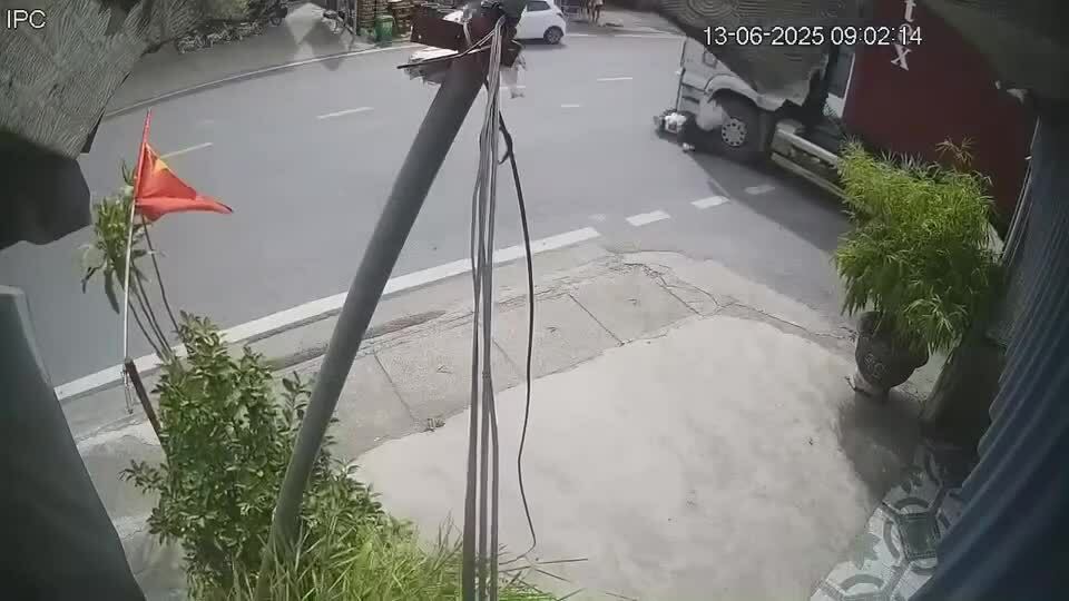 Cô gái đi xe máy lao thẳng vào container đang sang đường