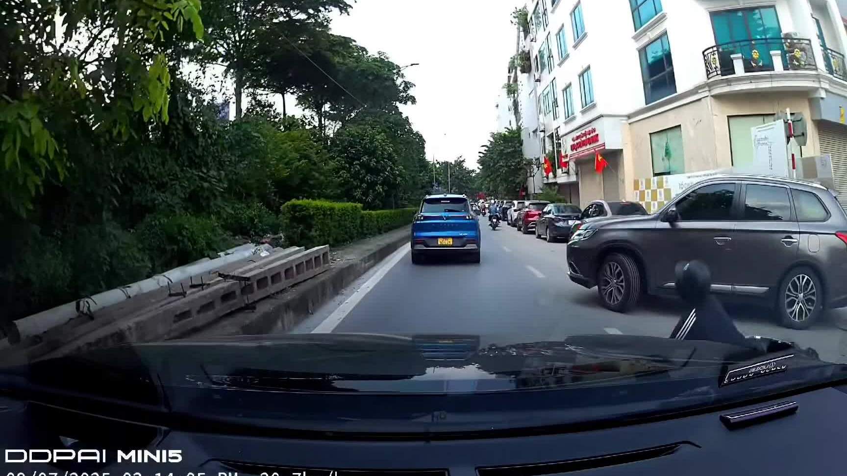 Cô gái đi xe máy ngã trước đầu ôtô 