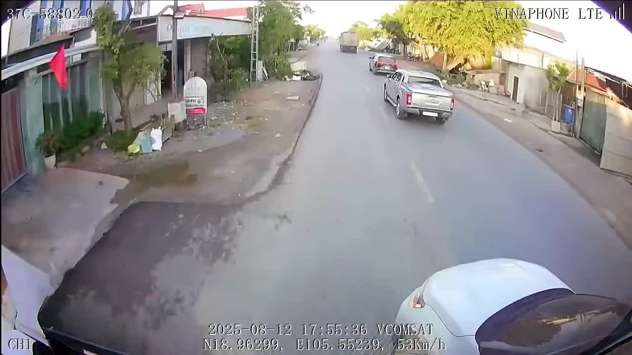 Cùng vượt ẩu, xe con bị xe container đâm xoay ngang