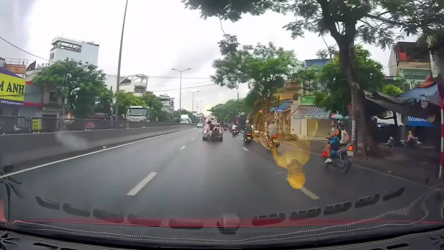 Người đi xe máy đâm vào ôtô do sử dụng điện thoại