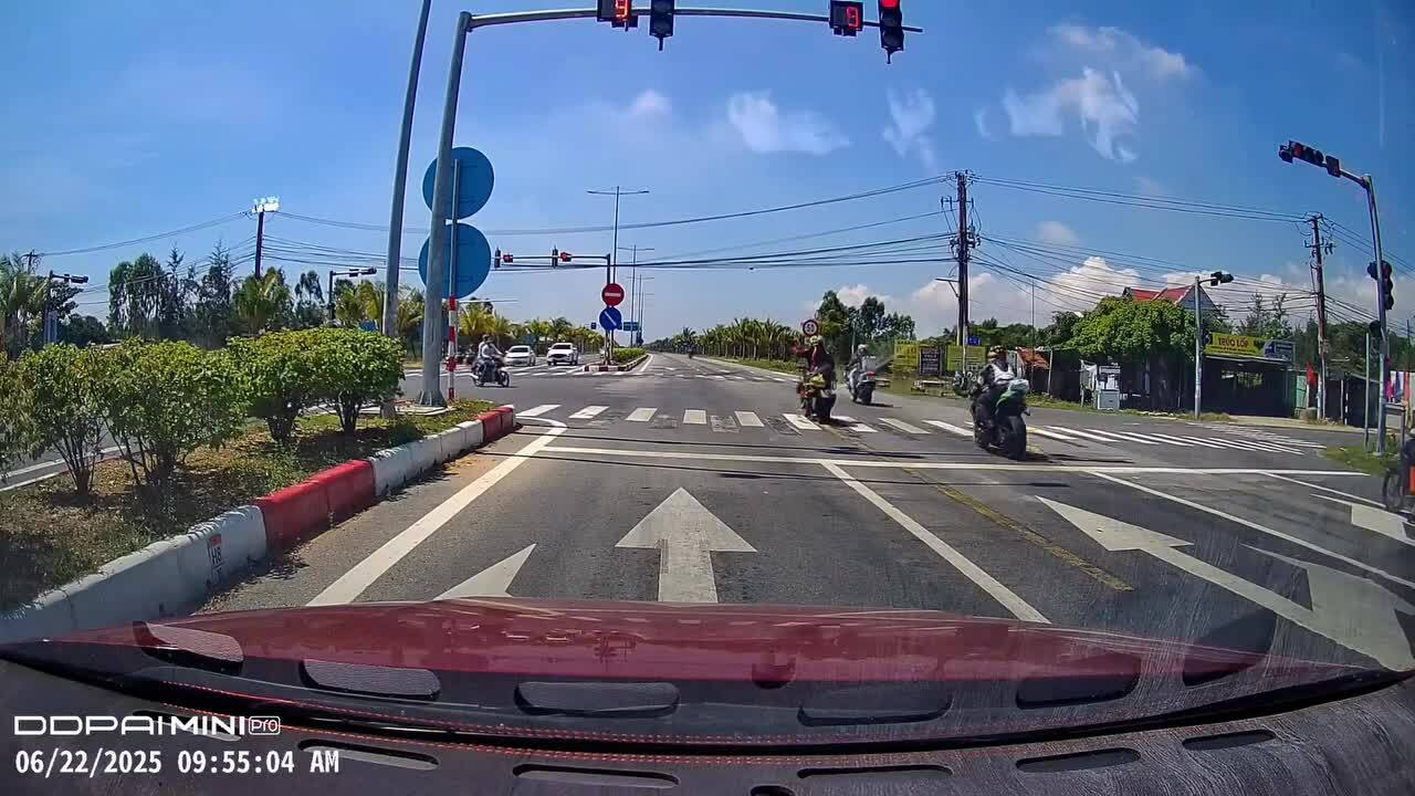 Dàn môtô phân khối lớn vượt đèn đỏ