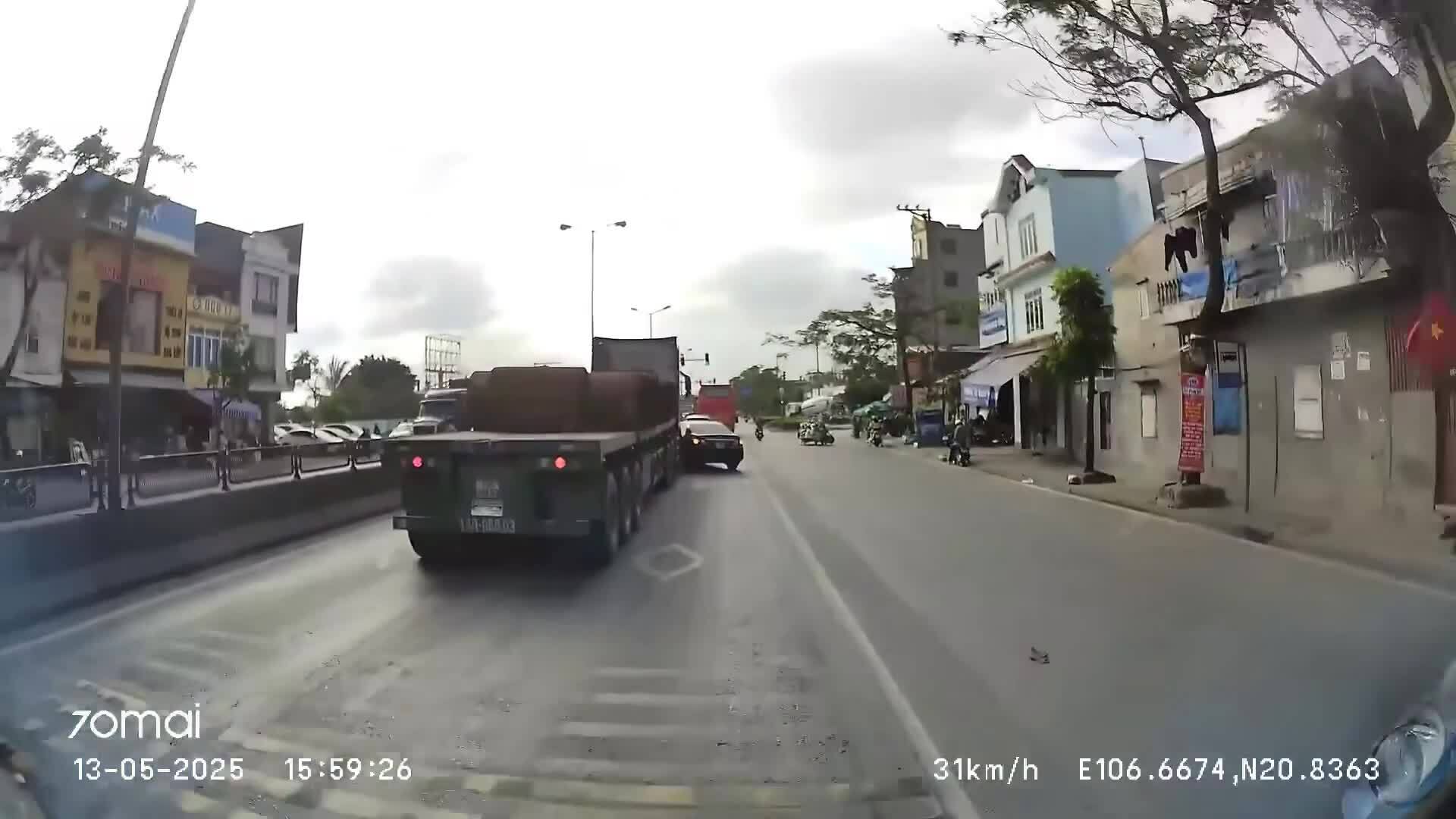 Đi sát xe chở cuộn thép, sedan bị đâm xoay ngang