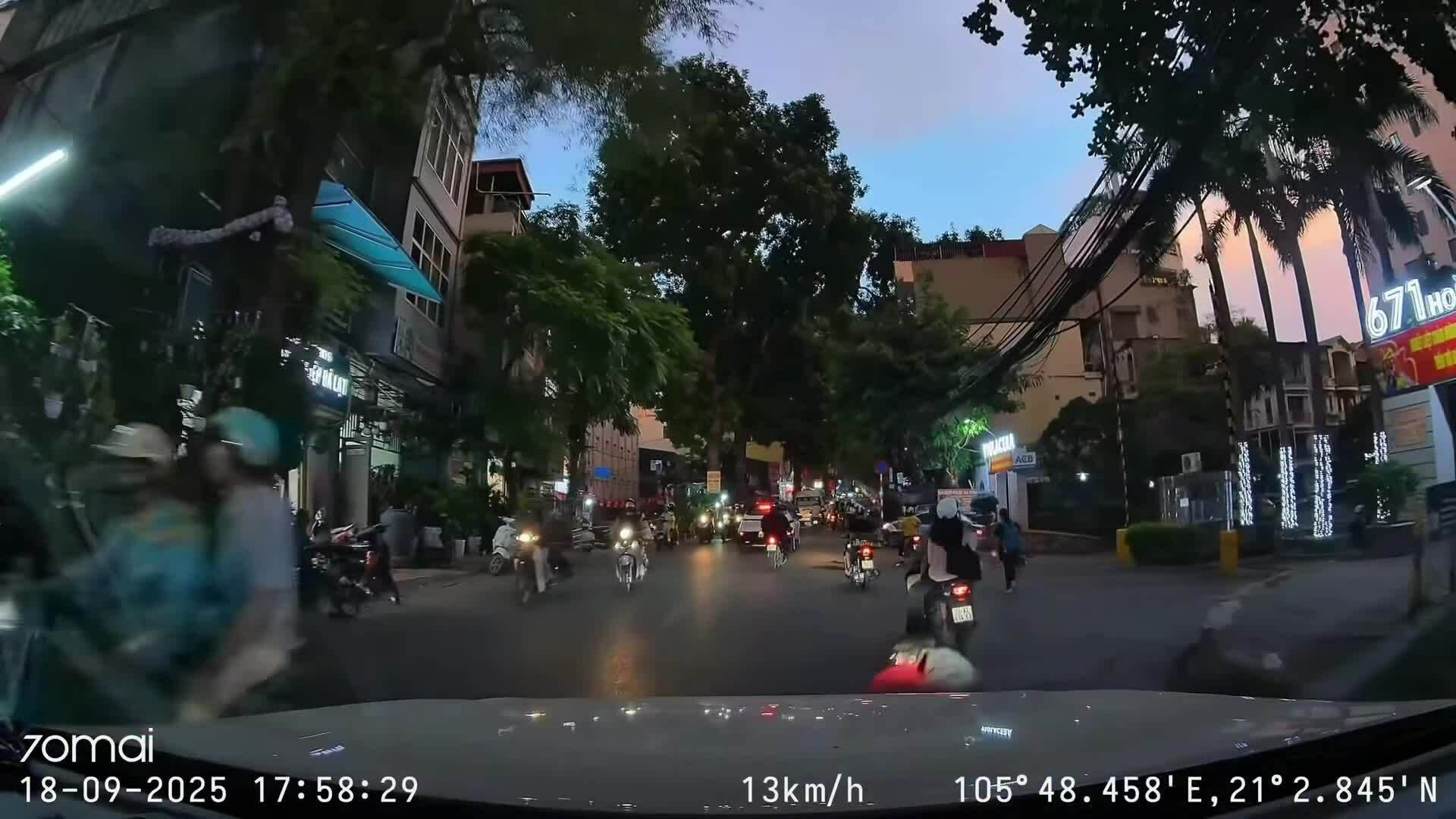 Học sinh ngã xe đạp trước ôtô