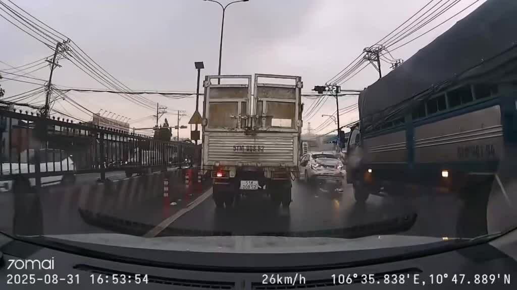 Tai nạn giao thông giữa ô tô con và xe tải