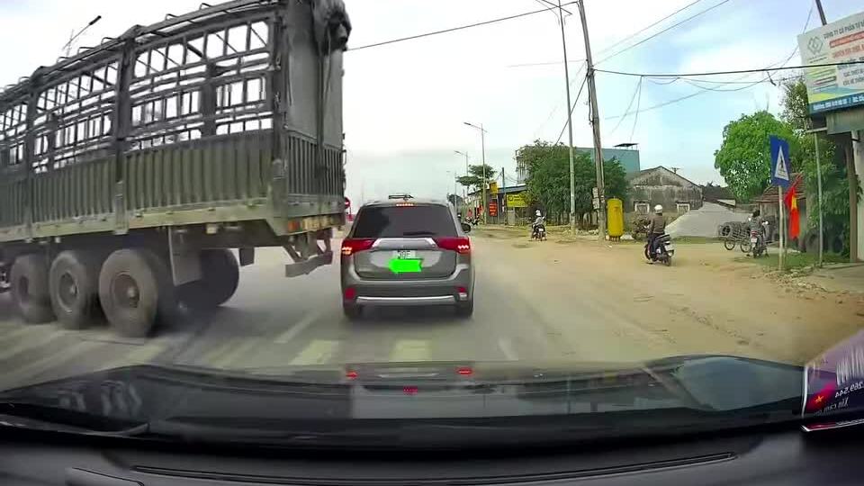 Dừng sát, xe con bị mắc vào đuôi xe tải