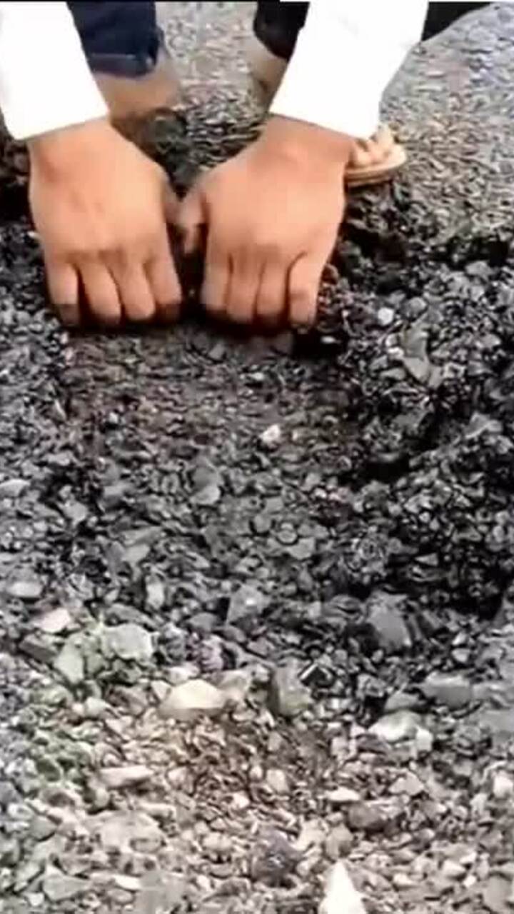 Dùng tay không bóc đường mới xây để tố chất lượng kém