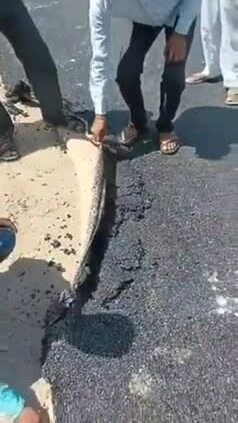 Dùng tay không bóc đường mới xây để tố chất lượng kém
