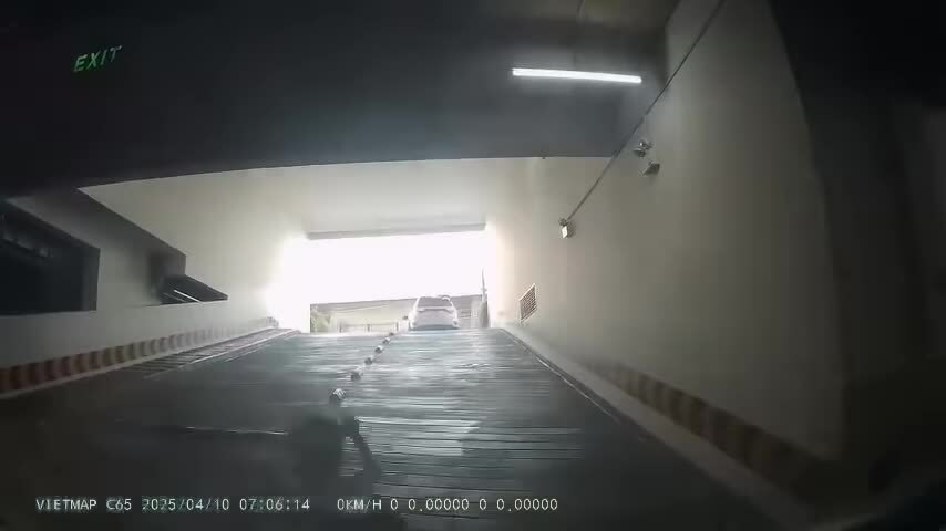Em bé lao ngang đầu ôtô trong hầm để xe