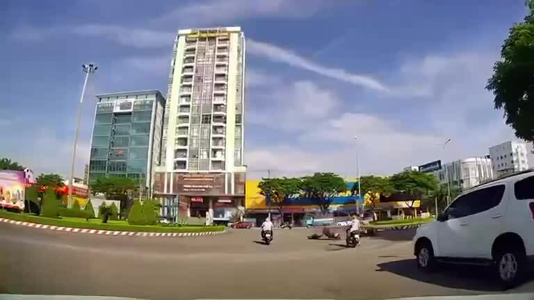 Hai người đi xe máy đâm nhau ở giao lộ