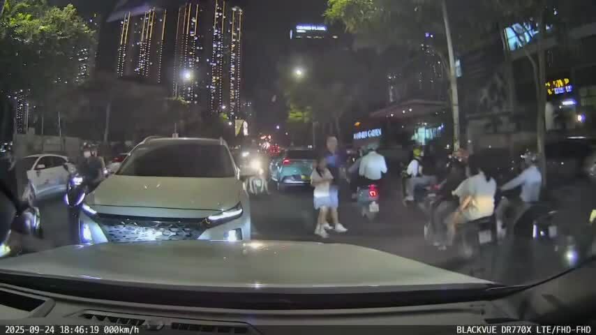 Hai xe ô tô va chạm, tài xế rời bỏ phương tiện giữa đường