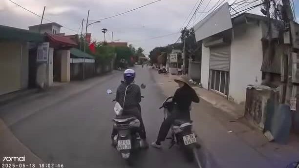 Hai phụ nữ dừng xe máy giữa đường chắn lối ôtô 