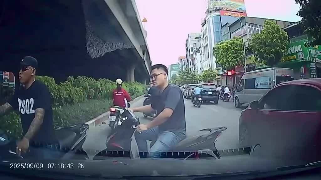 Hai thanh niên đi xe máy ngược chiều chặn đầu ôtô
