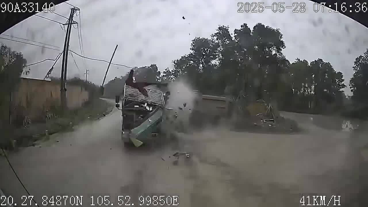 Hai xe ben đâm nhau tại ngã ba