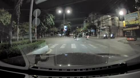 Hai xe máy lao vào nhau giữa ngã tư