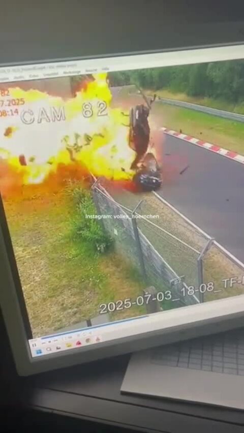 Hai xe thể thao đâm nhau trên đường đua Đức