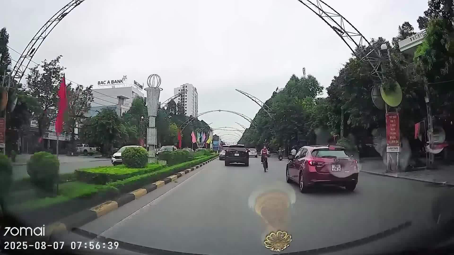 Học sinh len lỏi giữa nhiều ôtô đạp xe ngược chiều