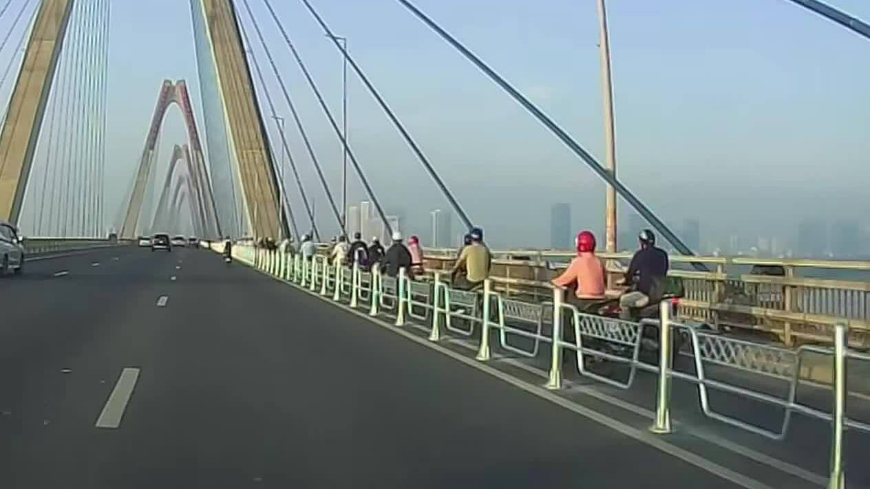Xe máy tạt đầu ô tô