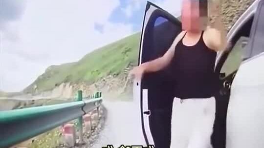Nữ tài xế gây rối vì lấn làn trên cao tốc