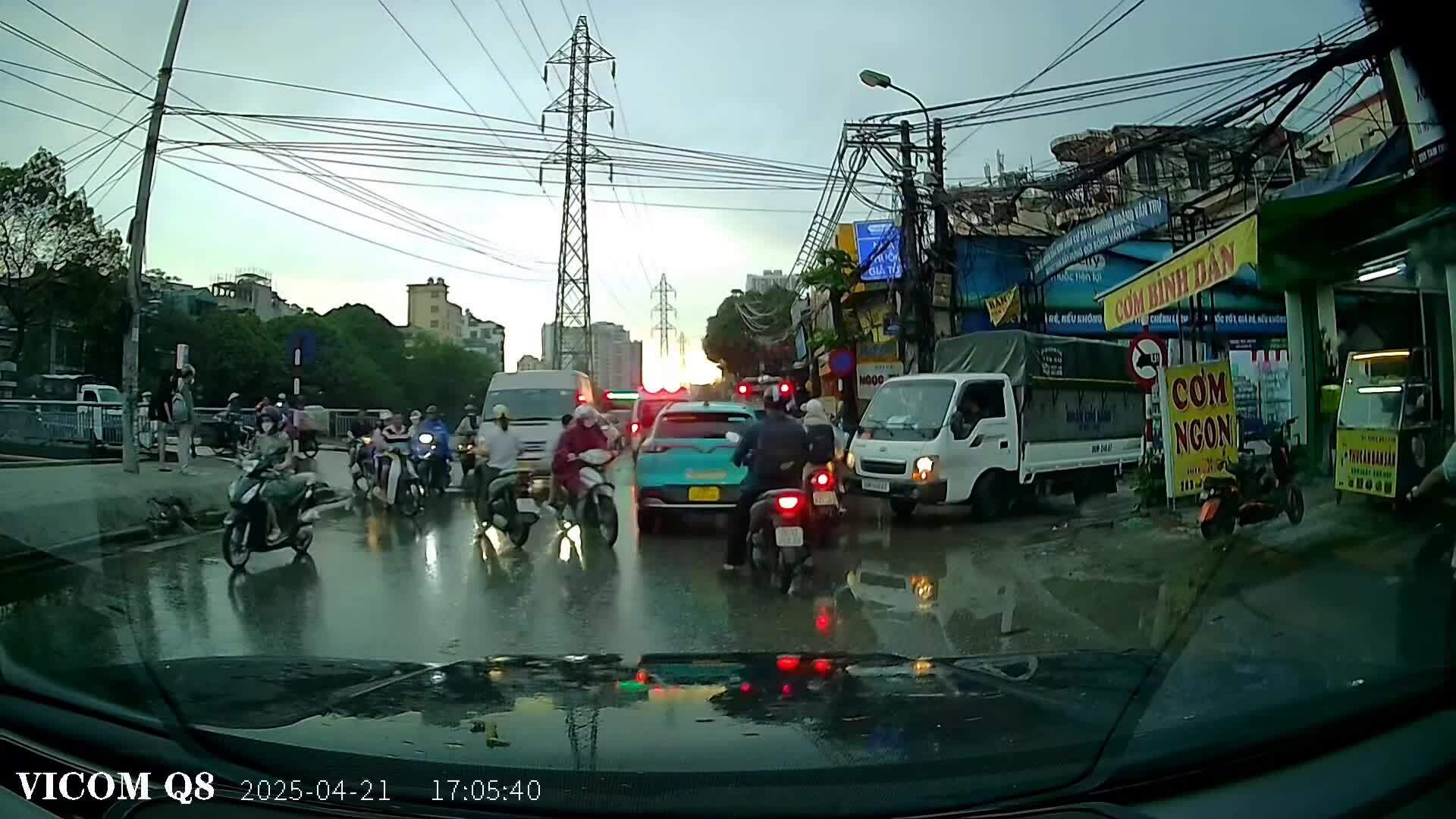 Lái xe nhường đường tránh ùn tắc cục bộ