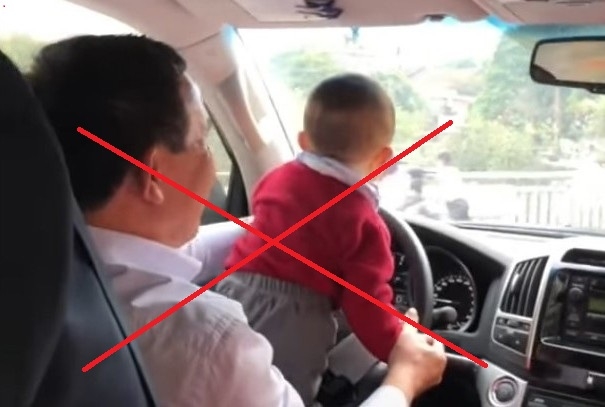 Nguy hiểm khi để trẻ em lái ô tô hoặc ngồi cùng tài xế - Ảnh 1.