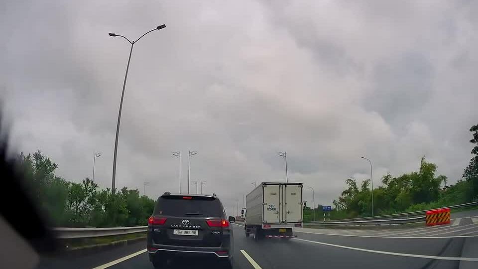 Xe ô tô dừng đột ngột trên cao tốc