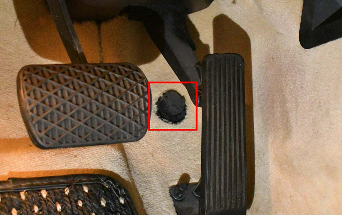 Nút kích hoạt kickdown trên xe Mercedes.