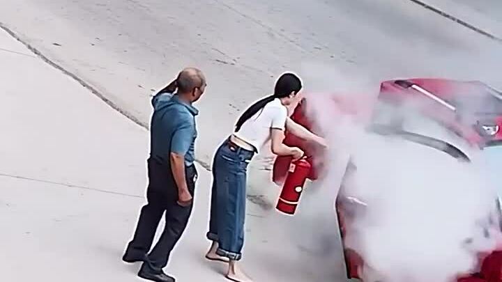 Người chủ cửa hàng pháo hoa nhanh tay dập cháy xe điện