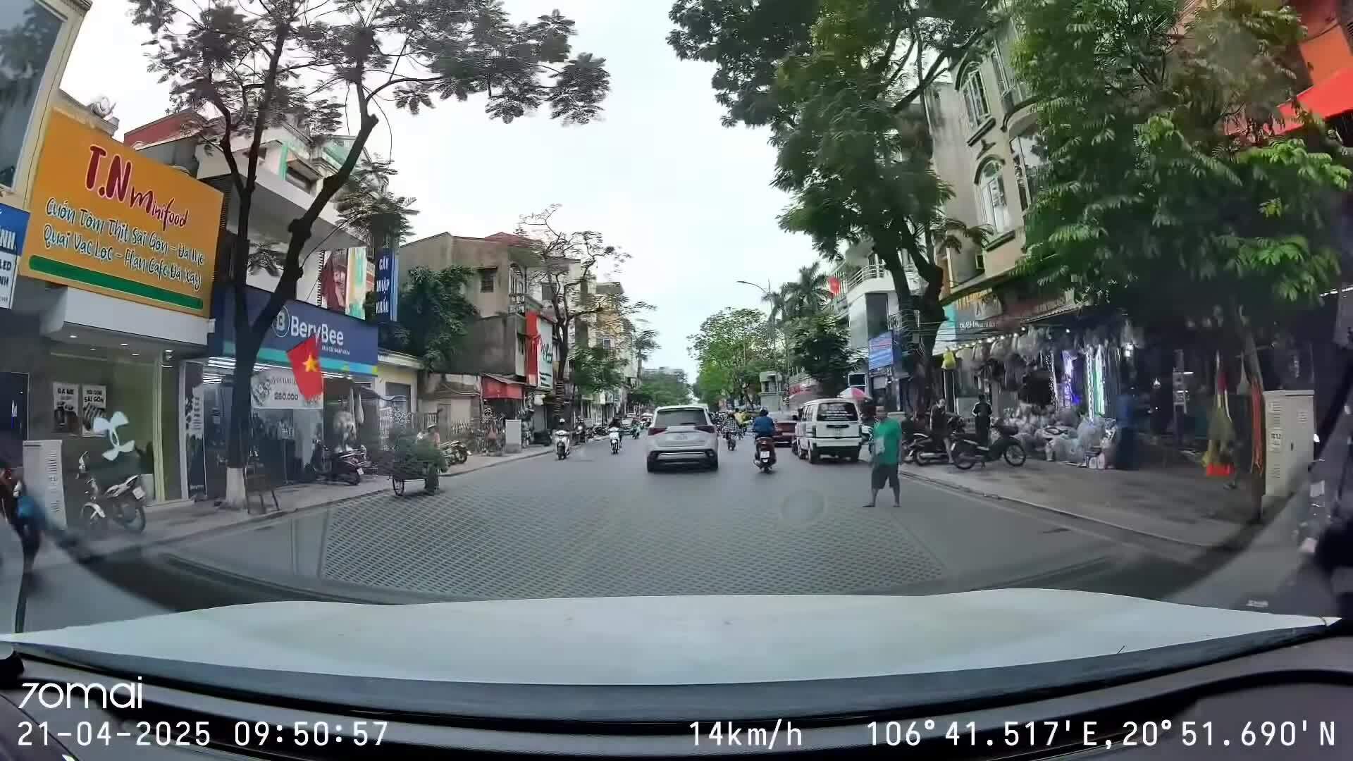 Người đàn ông bất ngờ lao đầu vào ôtô 